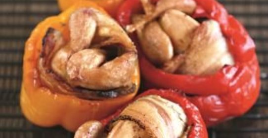 Перепелки, запеченные в перцах