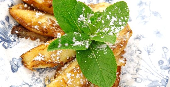 Обжаренные яблочные дольки в омлете