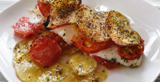 Филе трески, запеченное с томатами и картофелем в специях