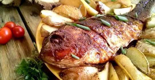 Сазан с овощами в духовке