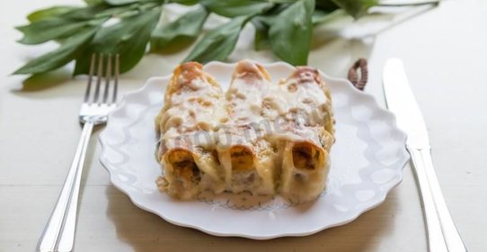 Каннеллони с курицей и грибами под соусом