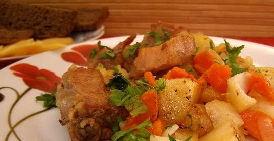 Свиные ребра, тушенные с картошкой