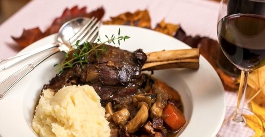 Оленина тушеная