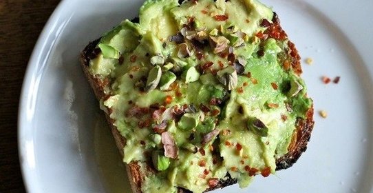 Тост с авокадо и хлопьями чили