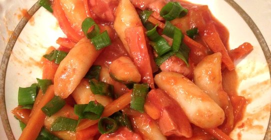 Корейские рисовые брусочки токпоки с сосисками, адаптированный рецепт