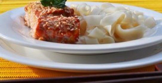 Маринованный лосось, запеченный в кунжуте