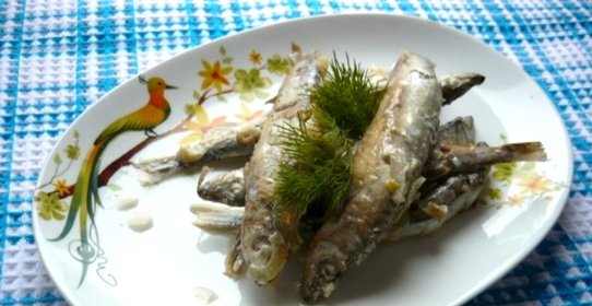 Мойва, тушеная с луком на сковороде