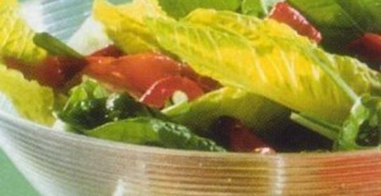 Салат с запеченными перцами и шпинатом