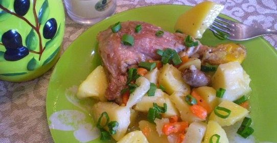 Утка, тушенная с овощами
