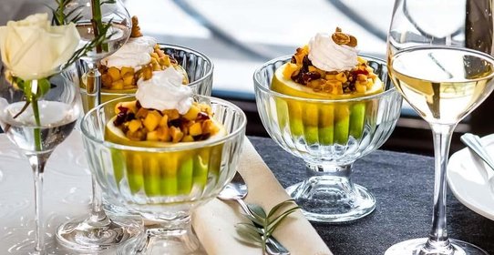 Яблоко, запеченное со взбитыми сливками и пряным арахисом