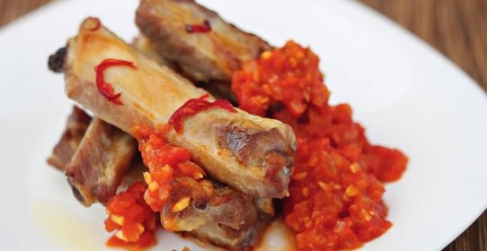 Свиные ребрышки с томатным соусом