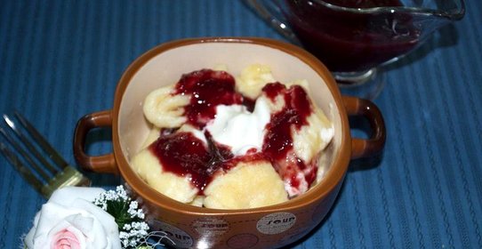 Творожные ушки с соусом