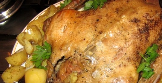 Гусь в духовке с яблоком