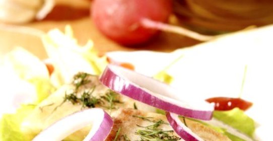 Рыбное филе, запеченное под винным соусом