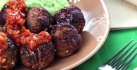 Фрикадельки с зеленым пюре