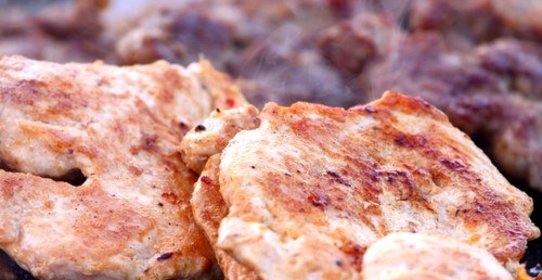 Стейки на гриле под голубым сырным соусом