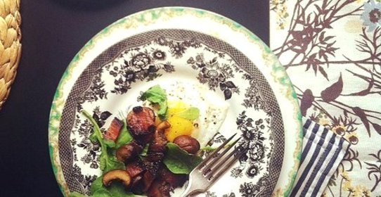 Яичница с грибами и беконом