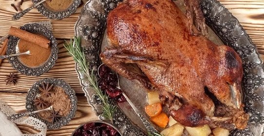 Пряная утка с корнеплодами и вишнево-винным соусом