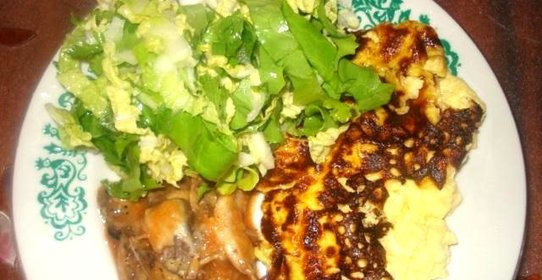 Омлет с салатом и килькой