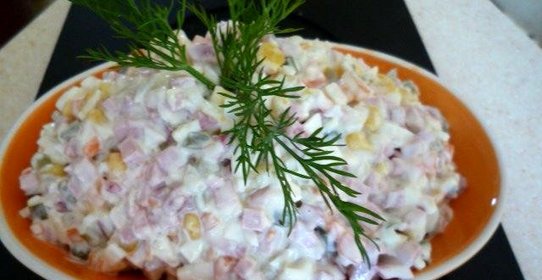 Салат Оливье с копченой колбасой