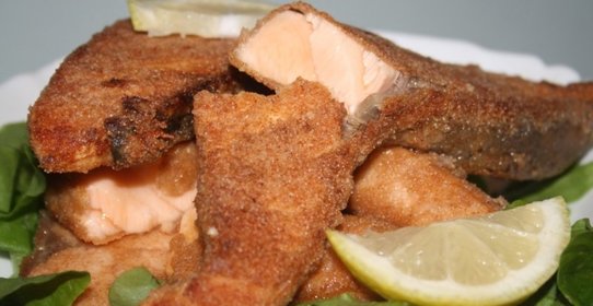 Жареный лосось в панировке из цельнозерновой муки