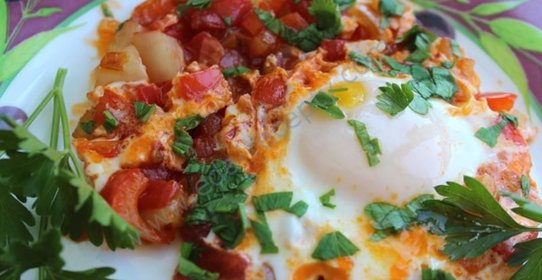 Шакшука яичница с помидорами и луком