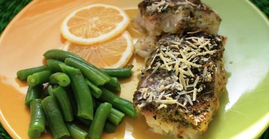 Треска под корочкой из пармезана и трав