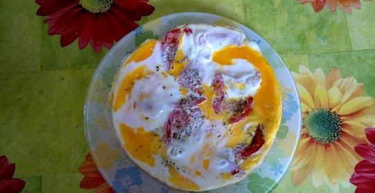 Яичница с луком и помидорами