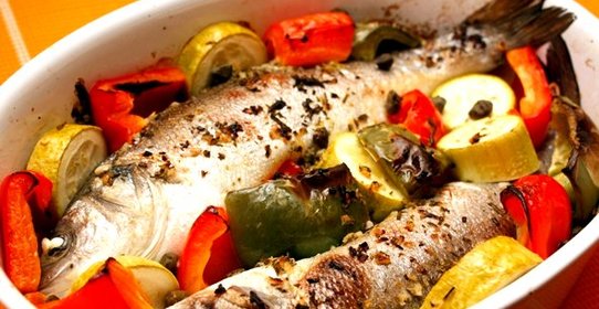 Запеченный сибас с овощами