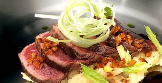 Оленина с сельдереем и лакричным соусом