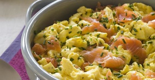 Яичница с копченым лососем