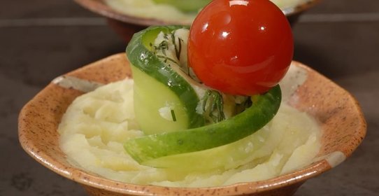 Завитки из огурца с картофельным пюре