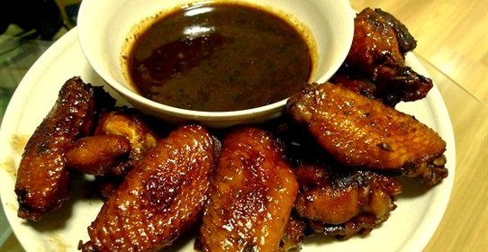 Куриные крылья в темном соусе