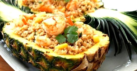 Острый рис с креветками в ананасе