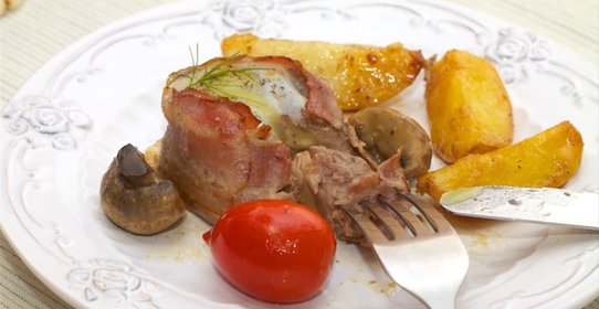 Филе-миньон в беконе с перепелиным яйцом