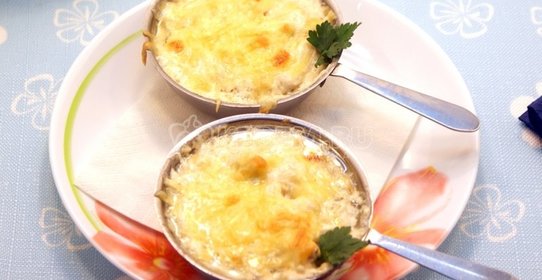 Картофель, запеченный с луком и сметаной