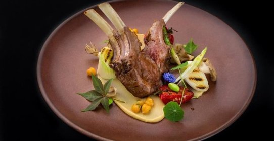 Каре молочного ягненка с хумусом и овощами