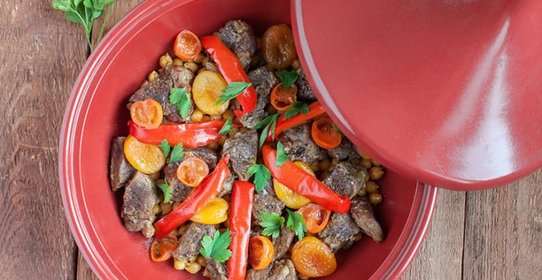 Тажин с говядиной, нутом, красным перцем, курагой и помидорами