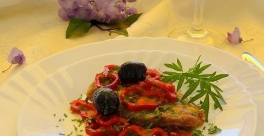 Эскалопы с перцем и маслинами