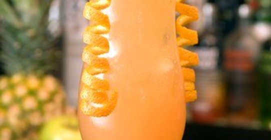 Коктейль из шампанского и маракуйи