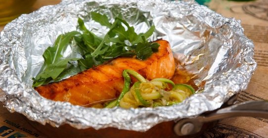 Лосось с лапшой из цукини