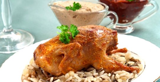 Перепела с рисом, белыми грибами и грибным соусом