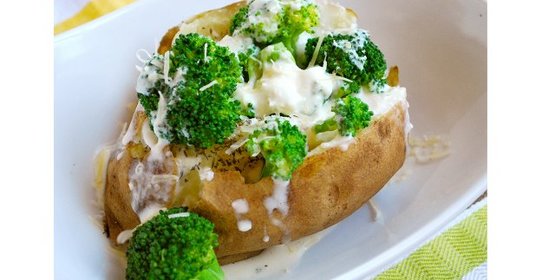 Запеченный картофель, фаршированный брокколи и сметаной