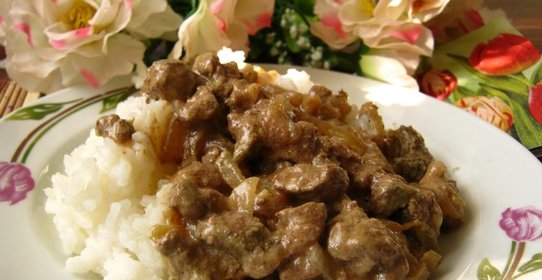 Говяжья печень в сметанно-луковом соусе