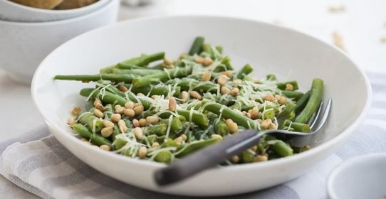 Зеленая фасоль с пармезаном и кедровыми орешками