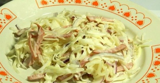 Салат с капустой и копченой колбасой