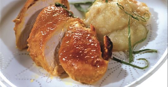 Куриные грудки с яблочным пюре