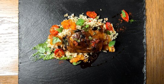 Кускуc с ягненком и чатни из груши