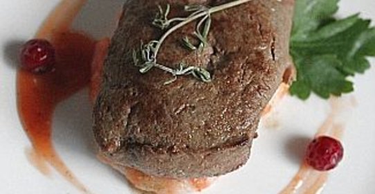 Телячья печень с креветками, травами и бальзамическим соусом