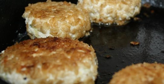 Куриные котлетки с начинкой в овсяной панировке